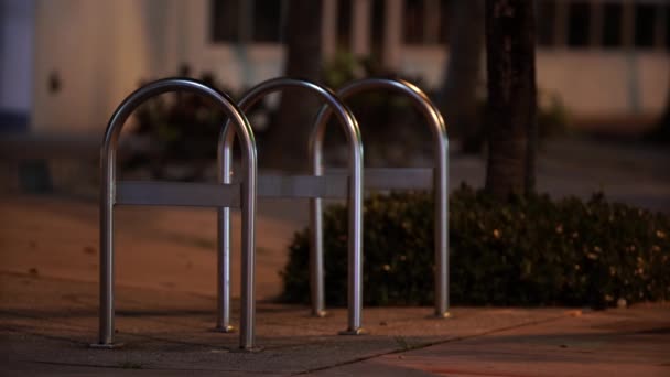 Tiro Estático Nocturno Estante Bicicleta Ciudad Acero Inoxidable Aluminio — Vídeo de stock