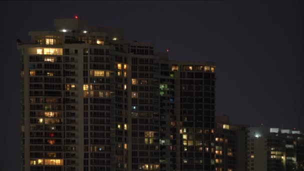 Διαμερίσματα Συγκυριαρχία Φωτίζονται Νύχτα Κτίρια Highrise Στην Πόλη — Αρχείο Βίντεο