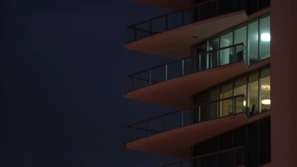 Appartementengebouwen Met Balkon Aan Een Blauwe Nachtelijke Hemel — Stockvideo