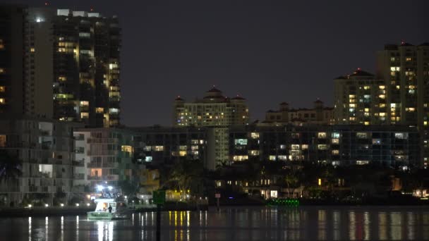 Barco Pasando Edificios Frente Mar Por Noche — Vídeo de stock