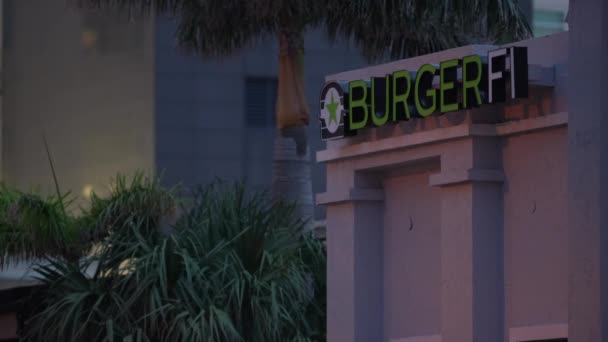 Sunny Isles Beach Usa April 2020 Burgerfi Restaurang Skylt Logotyp — Stockvideo