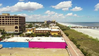 Jacksonville Beach FL 'deki otellerin üzerinden uçuyor.
