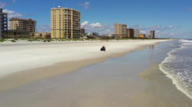 Jacksonville Sahil Polisi, koşu adamına kapalı plajlardan uzak durmasını söyledi. Coronavirus Covid 19 salgın hastalıklar sona erdi.