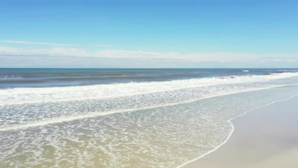 Imágenes Aéreas Bajas Drones Una Playa Sin Gente — Vídeos de Stock