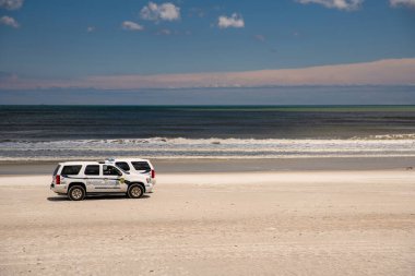 Jacksonville Plajı 'nda devriye gezen polis Coronavirus Covid 19 kapatıldı.