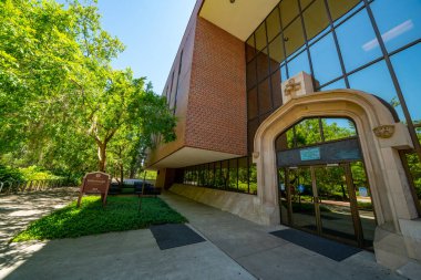 Florida Eyalet Üniversitesi Tallahassee FL binasının fotoğrafı.