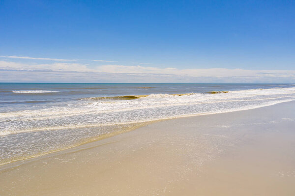 Фото океанских волн, разбивающихся на берегу Jacksonville Beach FL
