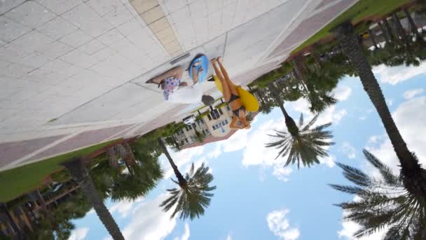 360 Barril Rollo Acercándose Los Surfistas Estatua Jacksonville Beach — Vídeos de Stock