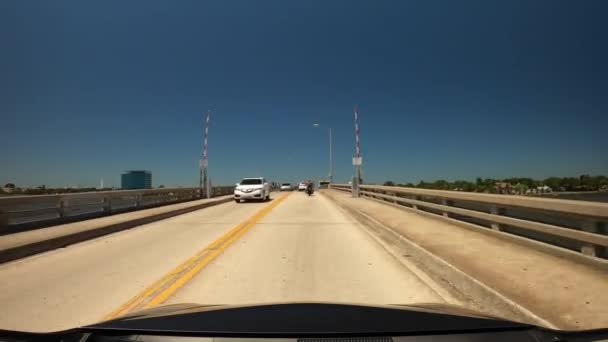 驾驶在美国Daytona Fl二巷主干道的吊桥上 — 图库视频影像
