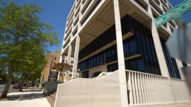 Tallahassee şehir merkezindeki Suntrust Bankası FL alçak açılı hareket görüntüsü