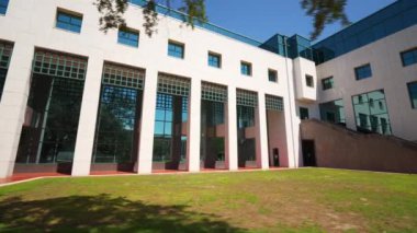 Tallahassee Mahkeme Katibi. Hareketli kamerayla çekilen bina.