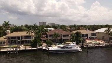 Fort Lauderdale FL 4K hava sahasında lüks evler.