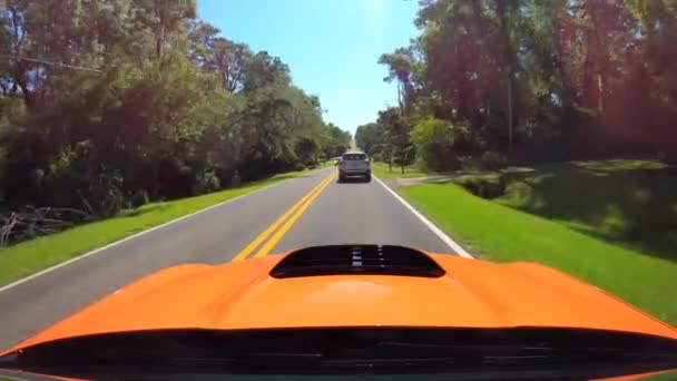 Σπορ Αυτοκίνητο Που Περνά Ένα Αργό Κινούμενο Όχημα Στο Δρόμο — Αρχείο Βίντεο