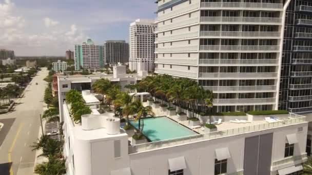 WホテルとレジデンスFort Lauderdale Flスイミングプールデッキ — ストック動画