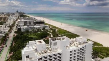Hava temiz, boş plajları gösteriyor. Miami 4k 60p.