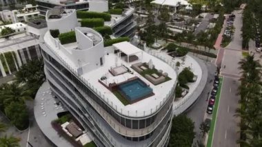 Çatısı yüzme havuzları ve şezlongları olan Miami Beach binaları.
