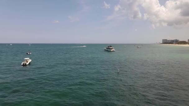 Fast Flyby Yacht Luxe Dans Océan 60P — Video