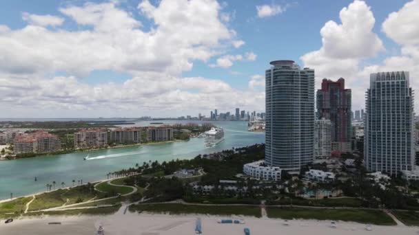 Luchtdrone Video Cruiseschip Dat Port Miami Haven Binnenvaart — Stockvideo