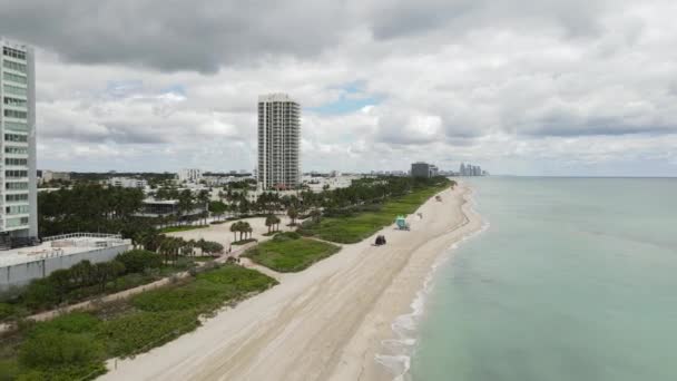 Aerial Video Beachcomber Cleaning Miami 60P — Stock Video