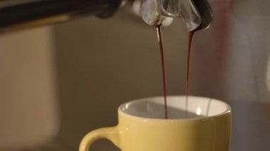  Bir fincanda duble espresso.