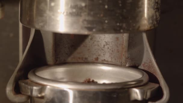 Espressobönor Som Mals För Kaffedrickande Makro — Stockvideo