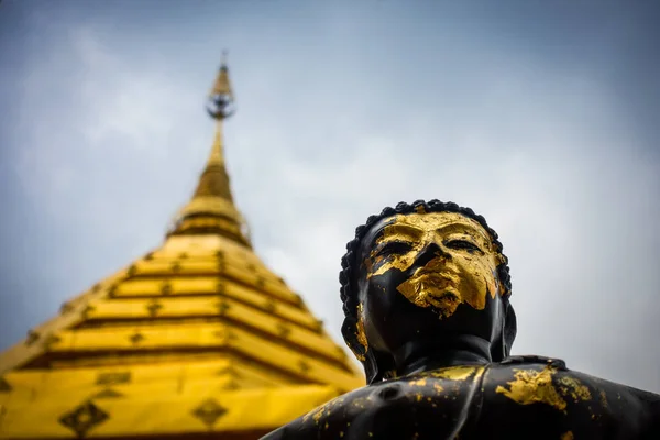 Statua in oro e nero di Buddha a Doi Suthep — Foto Stock