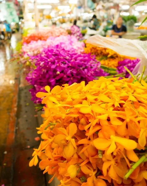 Kleurrijke kraampjes in Bangkok, bloemenmarkt — Stockfoto