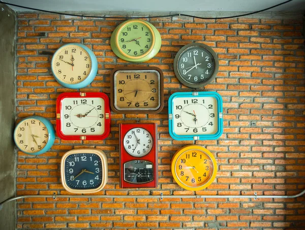 Orologi sul muro — Foto Stock