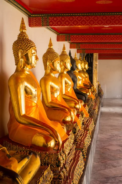 Sedící sochy Buddhy ve Wat Pho — Stock fotografie