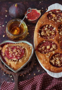 İncir ve badem ile pasta