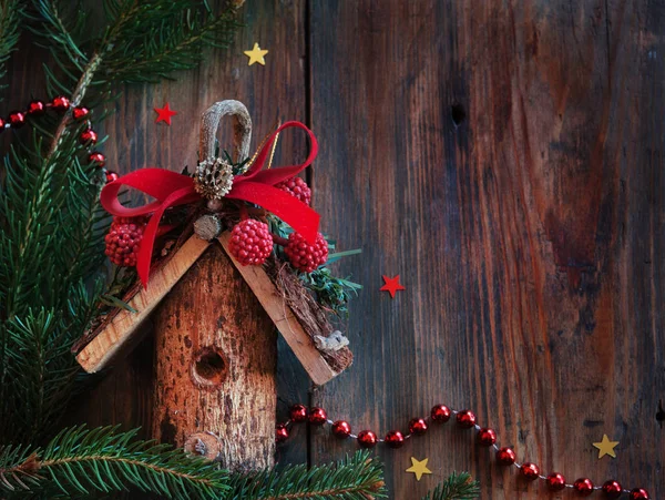 Tarjeta de Navidad con casa de madera — Foto de Stock