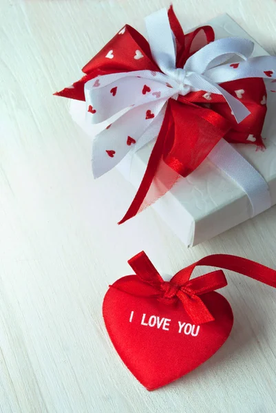 San Valentino cuore rosso e regalo — Foto Stock