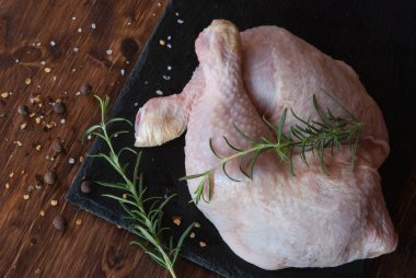 Çiğ tavuk budu ve otlar