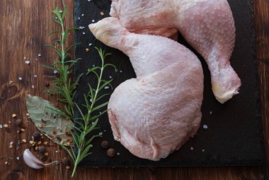 İki çiğ tavuk budu