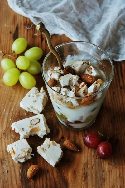 Torrone e uva nello yogurt — Foto Stock