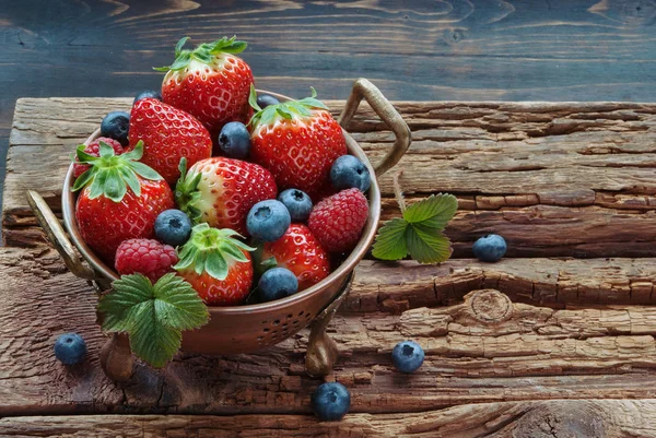 Літні ягоди в мисці — стокове фото