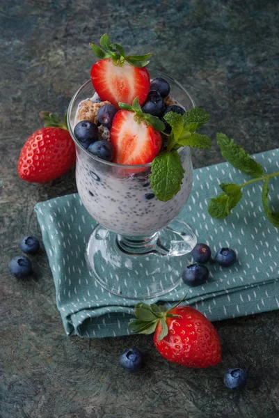 Beeren-Dessert mit Joghurt — Stockfoto