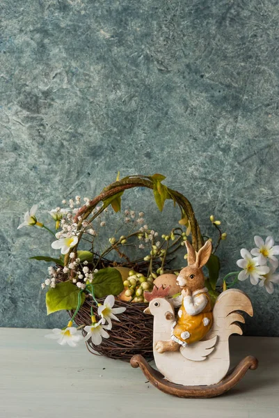 Yuva ve bunny Paskalya kartı — Stok fotoğraf
