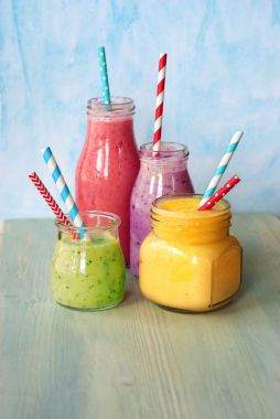 Kavanoza bir saman ile taze smoothies
