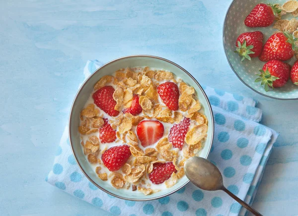 Cereali con latte e fragole — Foto Stock