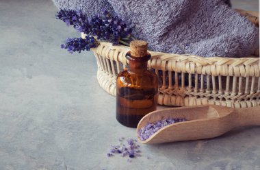 lavanta yağı ve çiçekler