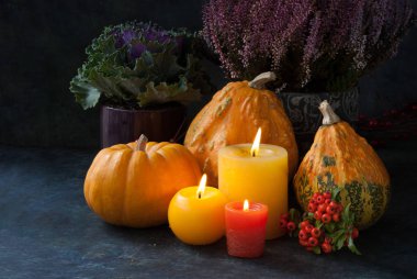 Mum ve çiçeklerle sonbahar dekorasyonu