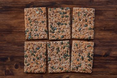 Ahşap arka plan üzerinde çıtır crispbread