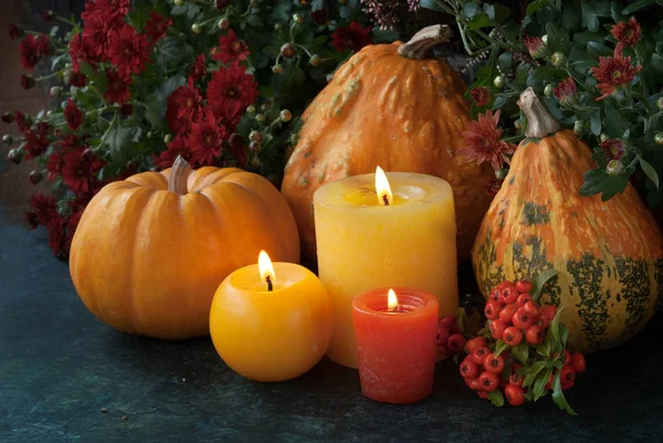 Virág és gyertya őszi dekoráció — Stock Fotó