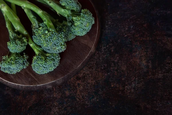 Broccolini verdi freschi su un'asse — Foto Stock