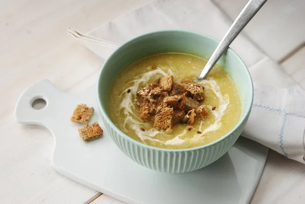 Крем-суп с луком в миске — стоковое фото