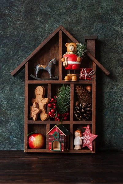 Casa decorativa di Natale con regali — Foto Stock