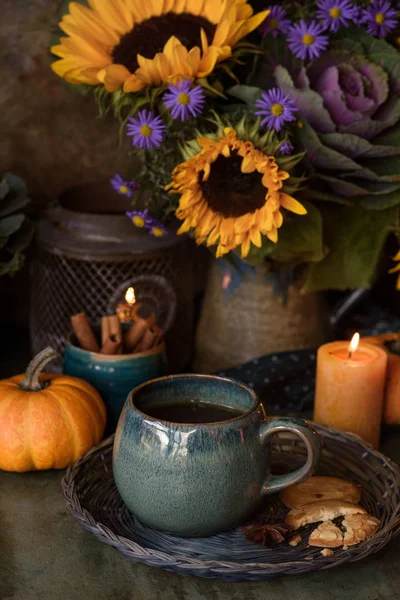 Herbst Tasse Tee und Kekse — Stockfoto