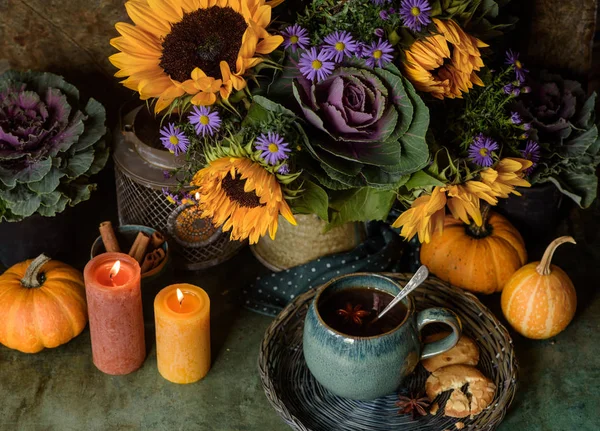 紅茶とクッキーの秋のカップ — ストック写真