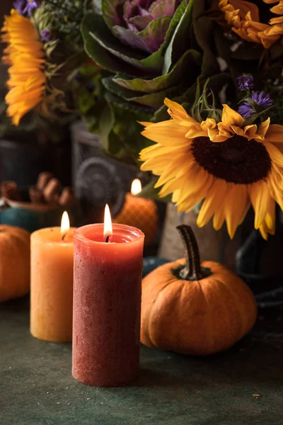 Thanksgiving kaarsen en zonnebloemen — Stockfoto
